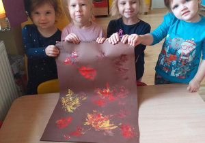 Zosia, Nikola, Kornelia i Zosia prezentują wykonany przez siebie "jesienny dywan".